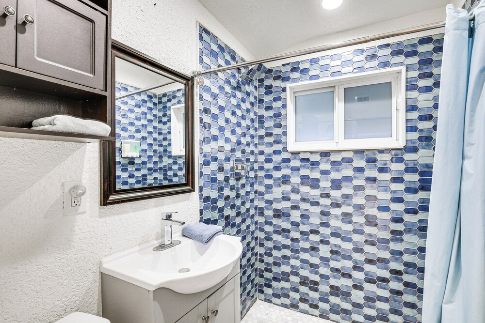 3 Mi to Las Olas Blvd: Tropical Getaway w/ Patio!