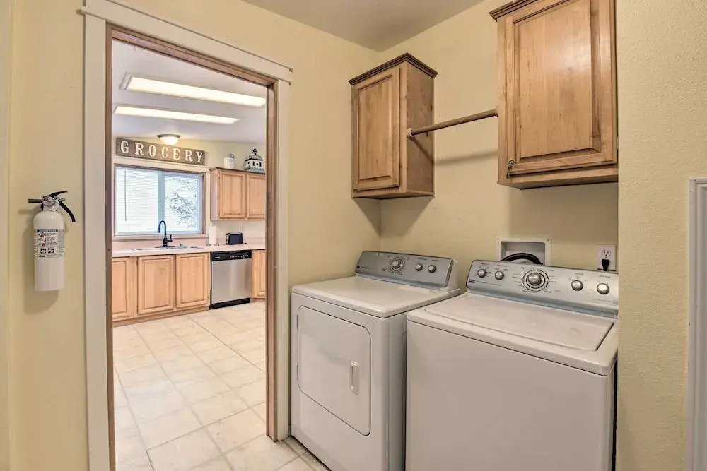 Cute Cottage w/ Deck Walk 115 Ft to Brewery & Cafe