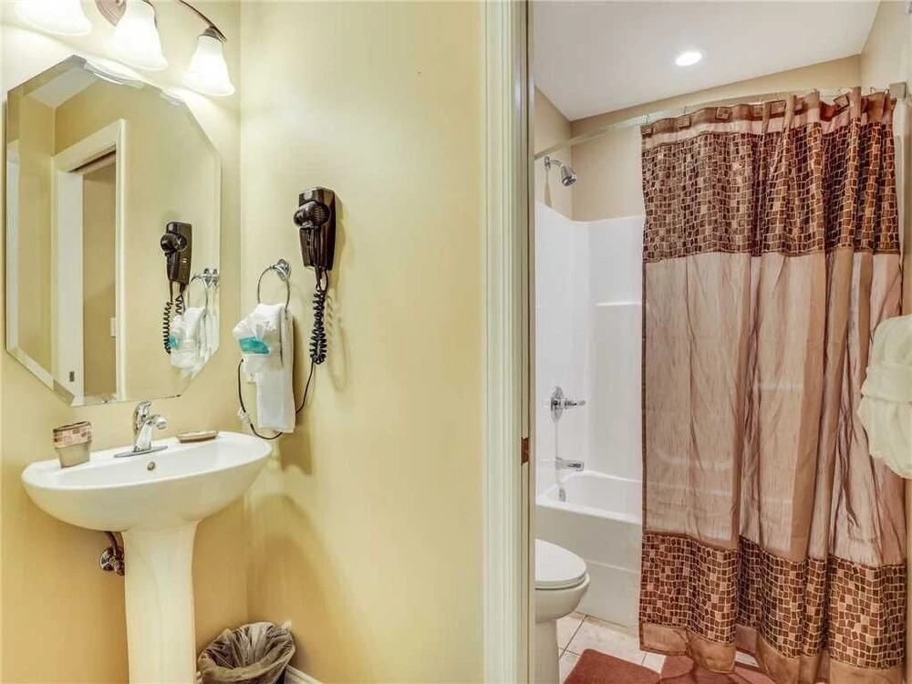 Downtown Delight, 2 Bedrooms, Pool, Hot Tub, Sleeps 6