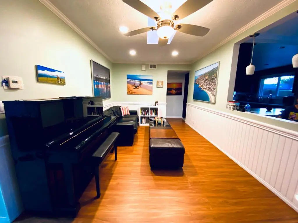 Costa Mesa Homestay - Private Rooms with 2 Shared Baths and Hosts Onsite