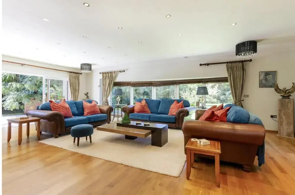 Sleeps10/18-parking-garden-pool-hottub-balcony