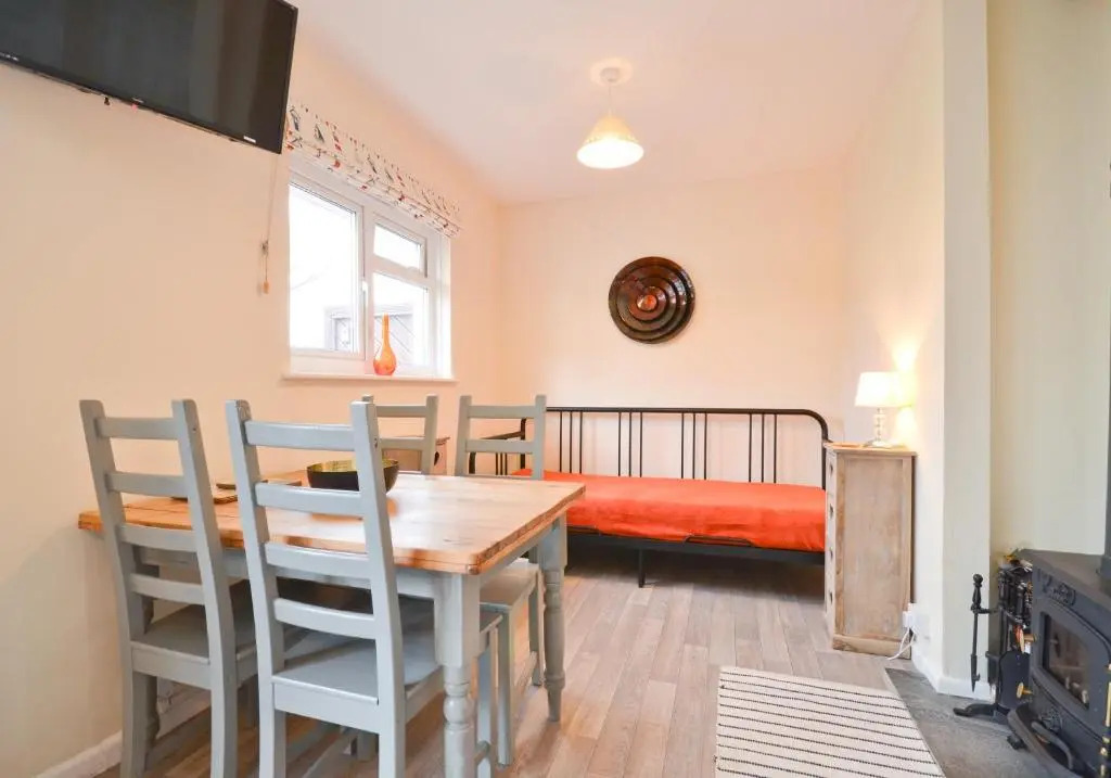 17 Tollgate Cottages