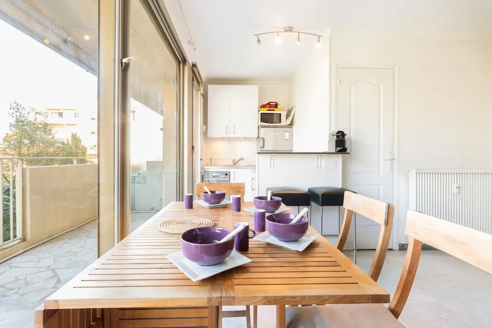 Cute beachfront apartment in the district of Salis, Antibes