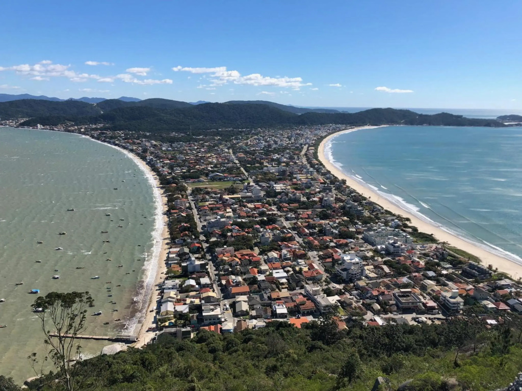 Maravilhoso apto, a 290 metros da praia do Canto Grande! Lindo!