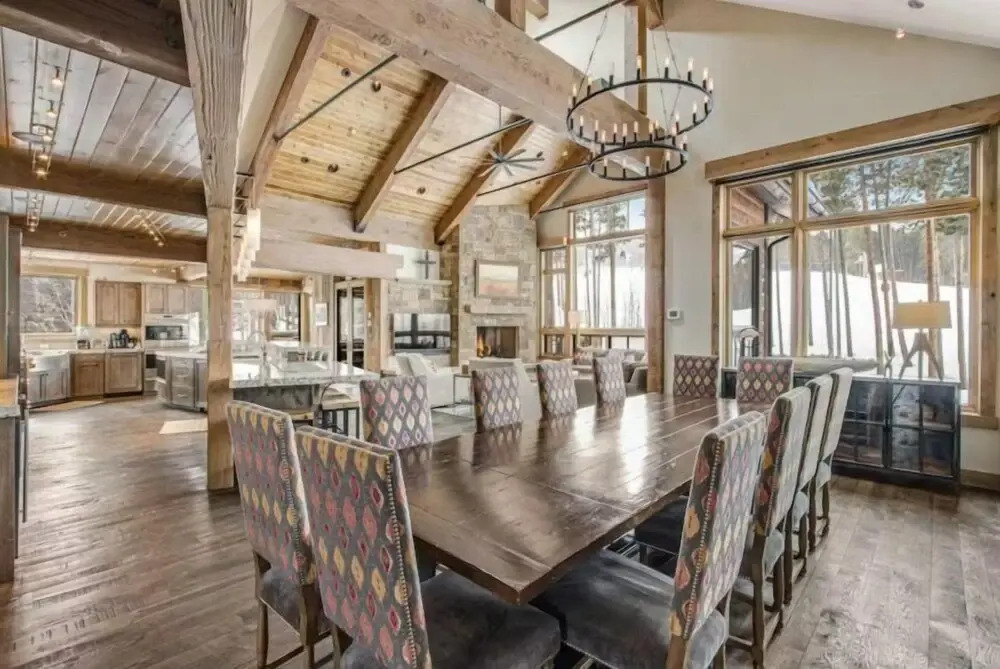 Luxurious 6-bedroom Ski-in/ski-out Home, Very Spacious, With Private hot tub and Game Room