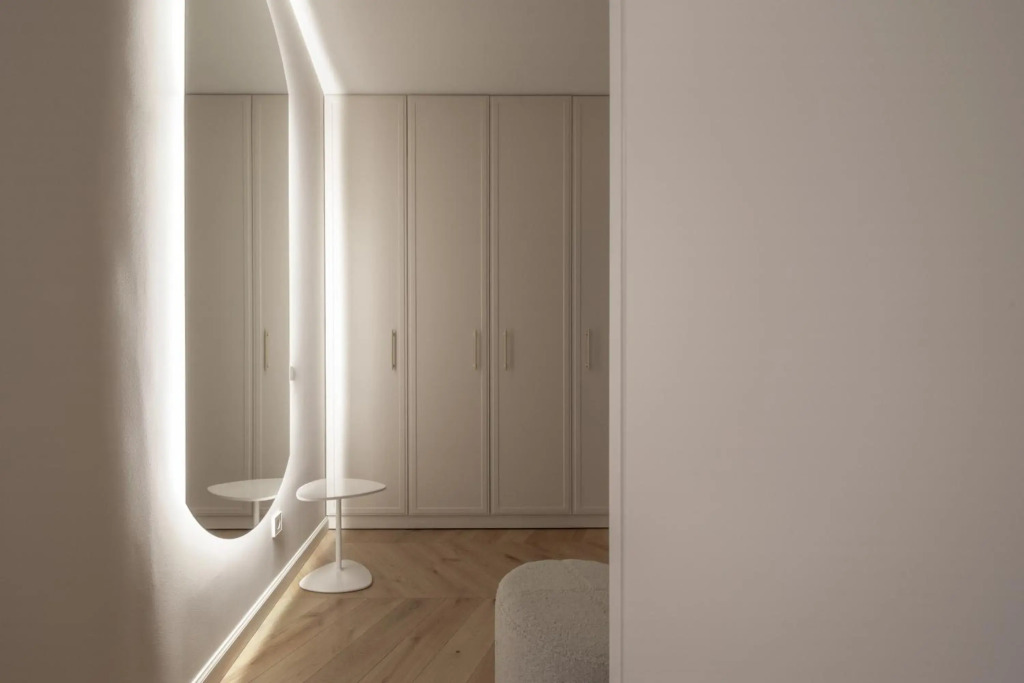 Bright with view apartment in Vilnius Old Town by IVIS House