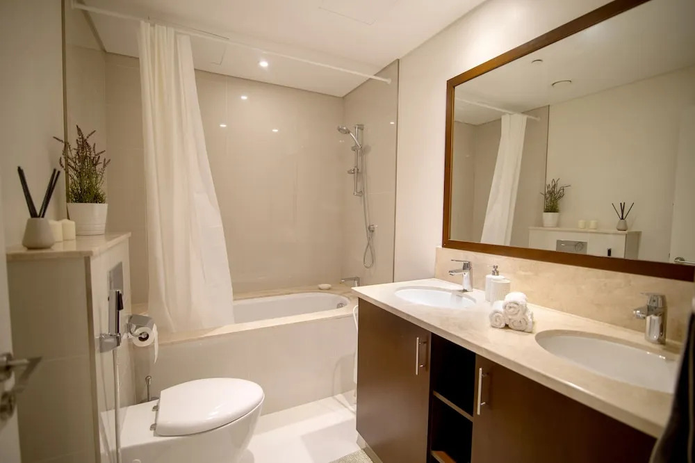 Elegant Apt With Balcony Minutes from Burj Khalifa