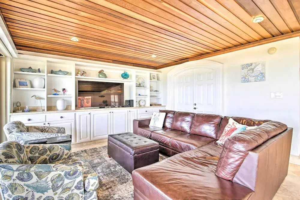 Modern Beachfront Condo w/ Pool & Beach Access!
