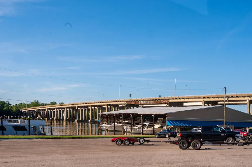 Riverside Inn and Suites