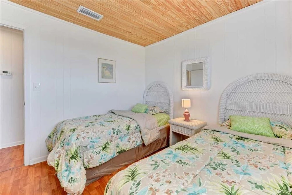 Harmony Beach House, 3 Bedrooms, Sleeps 6, Ocean Front, Large Deck