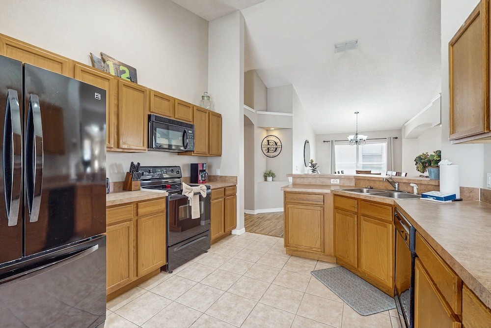 Big & Beautiful Home Close to Theme Parks W/fast Wifi, Private Patio & Pool + AC