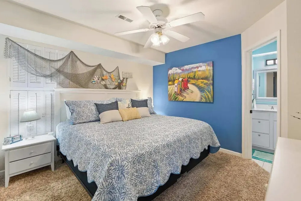 Latibe Retreat Lakefront Condo for 4 w/ Balcony & Pool Access