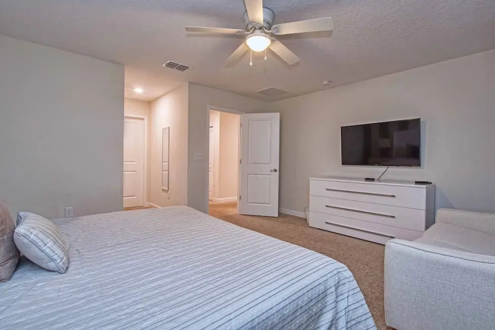 Spacious 6 Bed Home With Pool in Prime Storey Lake