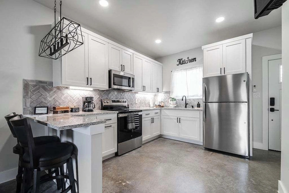 Pet Friendly W/hot-tub-six Minutes to Downtown