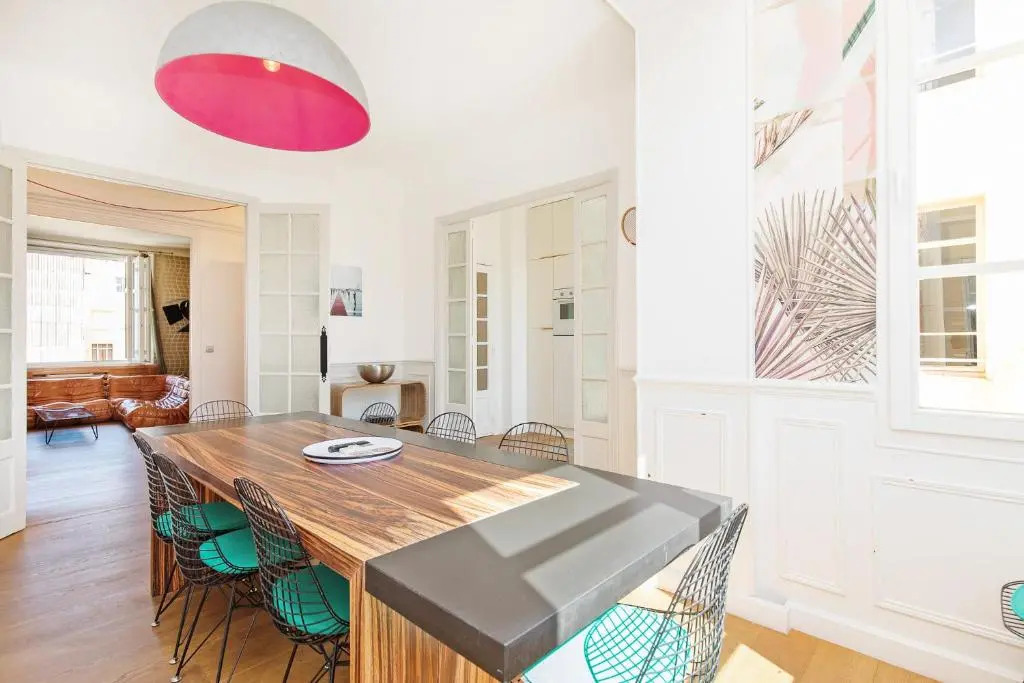 Palais Area: Modern 4 Bedrooms/ 4 Baths