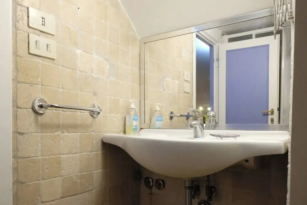 Renoir Small Loft on Giulia Street