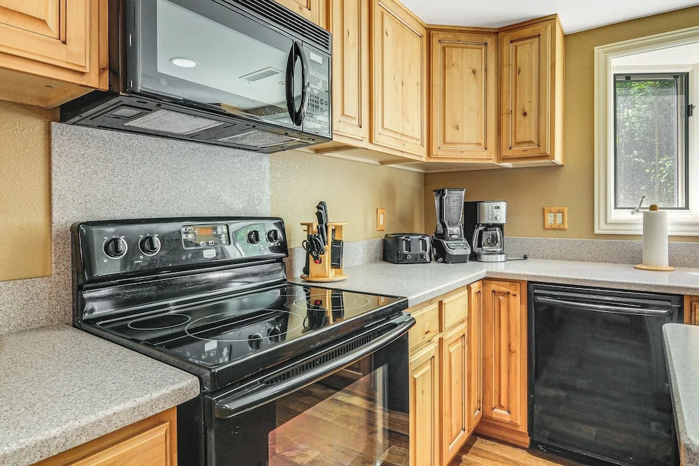 Spacious Brian Head Mtn Getaway w/ Hot Tub!