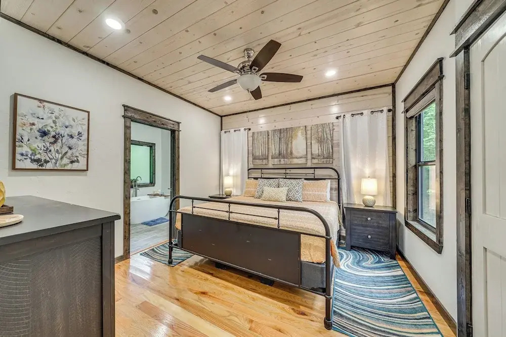 Modern, Luxe Cabin in Broken Bow w/ Hot Tub!