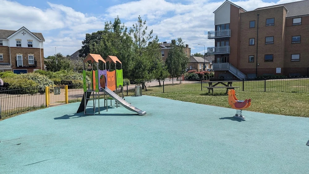 Greenhithe Flat-kent- 20 Mins to London-petsok