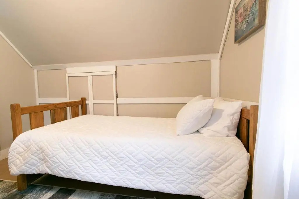 Downtown 2 Bedroom Cottage, Sleeps 6, Walking Distance to Honeywell, Downtown Restaurants, Shopping