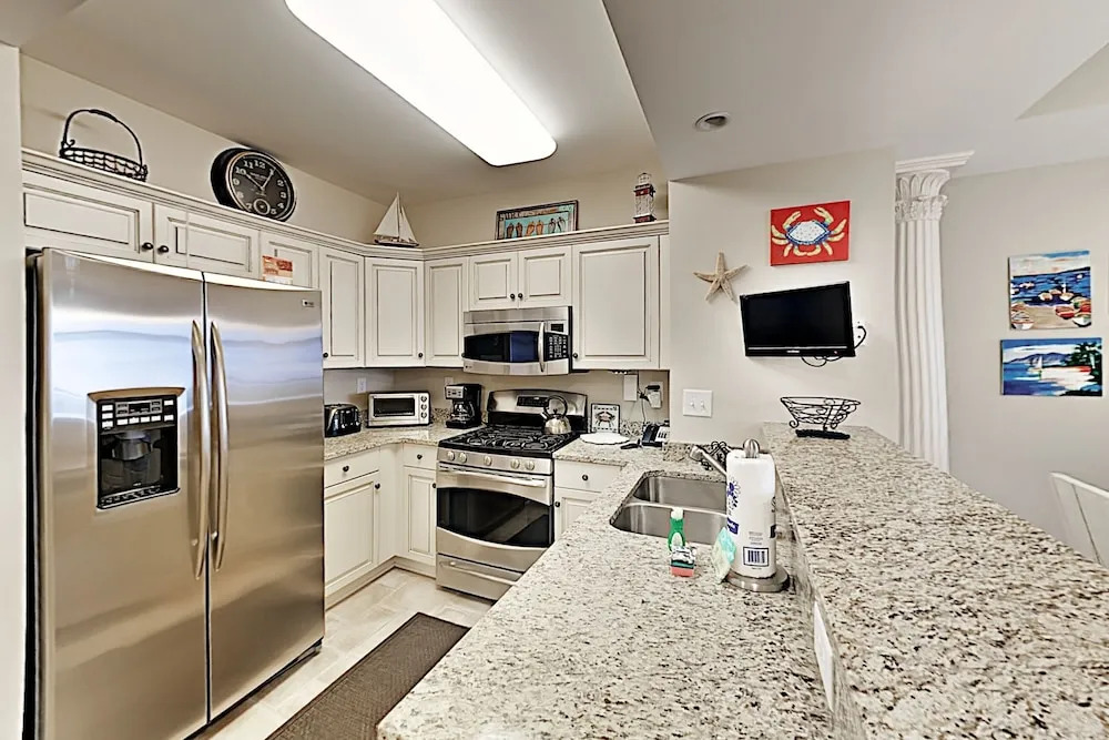Immaculate Beachfront W/ Resort-style Pools 2 Bedroom Condo