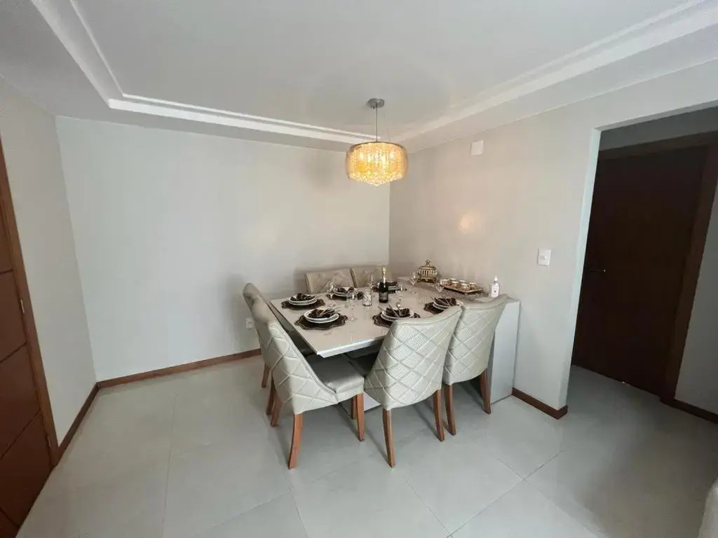 Magnífico APARTAMENTO de Charme - 3 quartos AR CONDICIONADOS SPLIT - Beira Mar, 2 banheiros, 2 Vagas Garagem, 4 Varandas, 2 Elevadores, Redes para Descanso, Wi-Fi, Air Fryer, Disney Plus, HBO Max, Cadeiras de Praia e Caixa Térmica