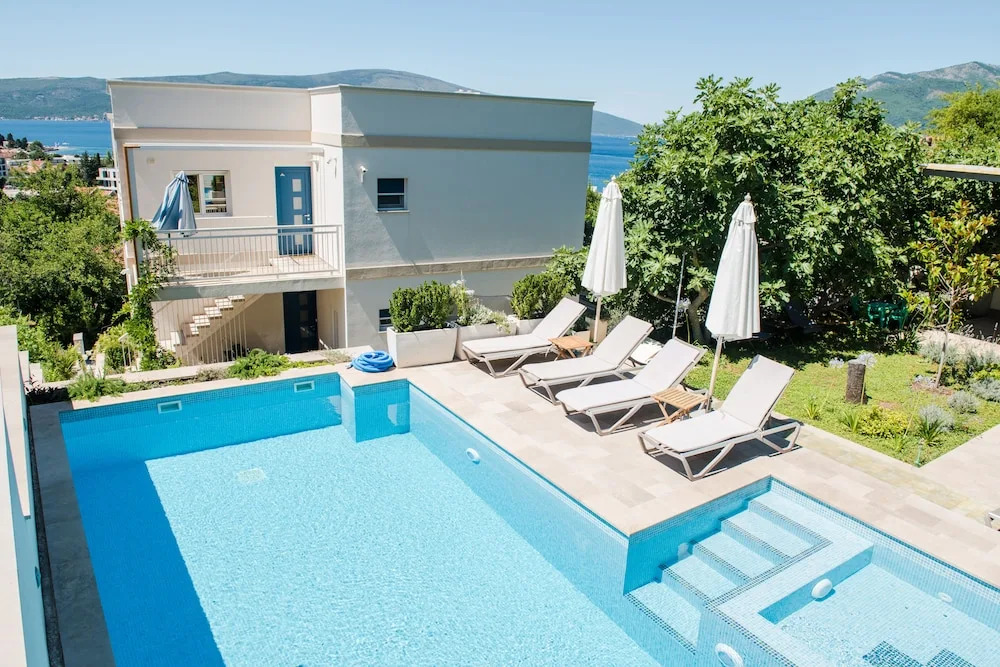 1-bed Large Apartment in Tivat Swiming Pool