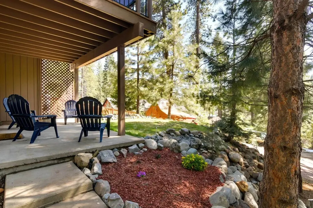 Tranquil Lake Almanor Getaway w/ Grill!