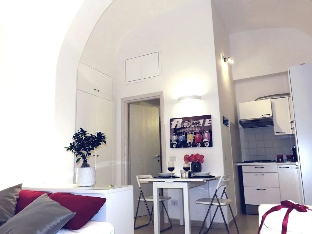 White Colosseo Victoria House