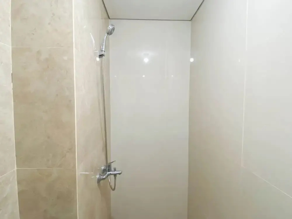 Nice and Comfy Studio Apartment at Transpark Cibubur By Travelio