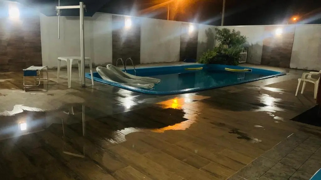 Lá casa de Cristal, Casa com piscina matinhos