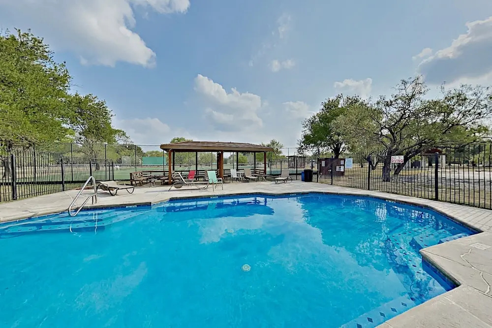 Rustic-chic : Pools, Tennis & Lake Access 2 Bedroom Cabin