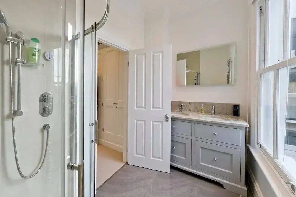 Spacious 4 Bed House, Battersea