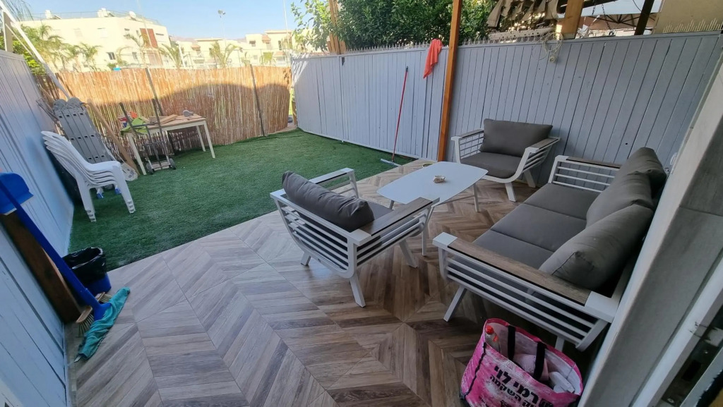 garden apartment 7 min walk to the beach