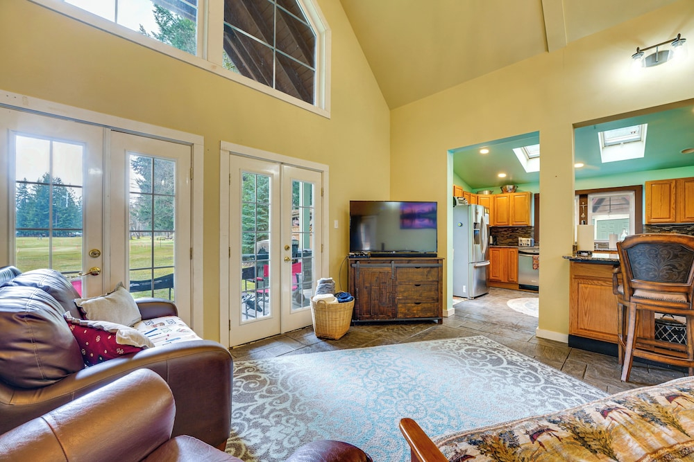 Ski, Fish & Explore: Packwood Home w/ Sauna!
