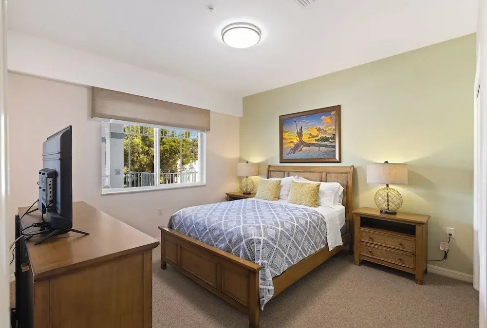 Genoa Vacation Rental: Stylish 2-BR Condo with Golf & Lake Views. Resort-Style Pool, Hot Tub, and Easy Access to Championship Golf. Minutes from Naples Beaches, 5th Avenue S, and Marco Island