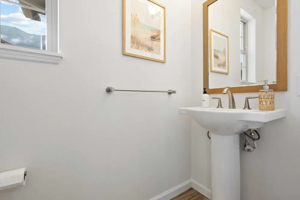 Sleeps 16, 2 Homes Ocean Views, Shared Pool + Gym, Near the Beach Avantstay