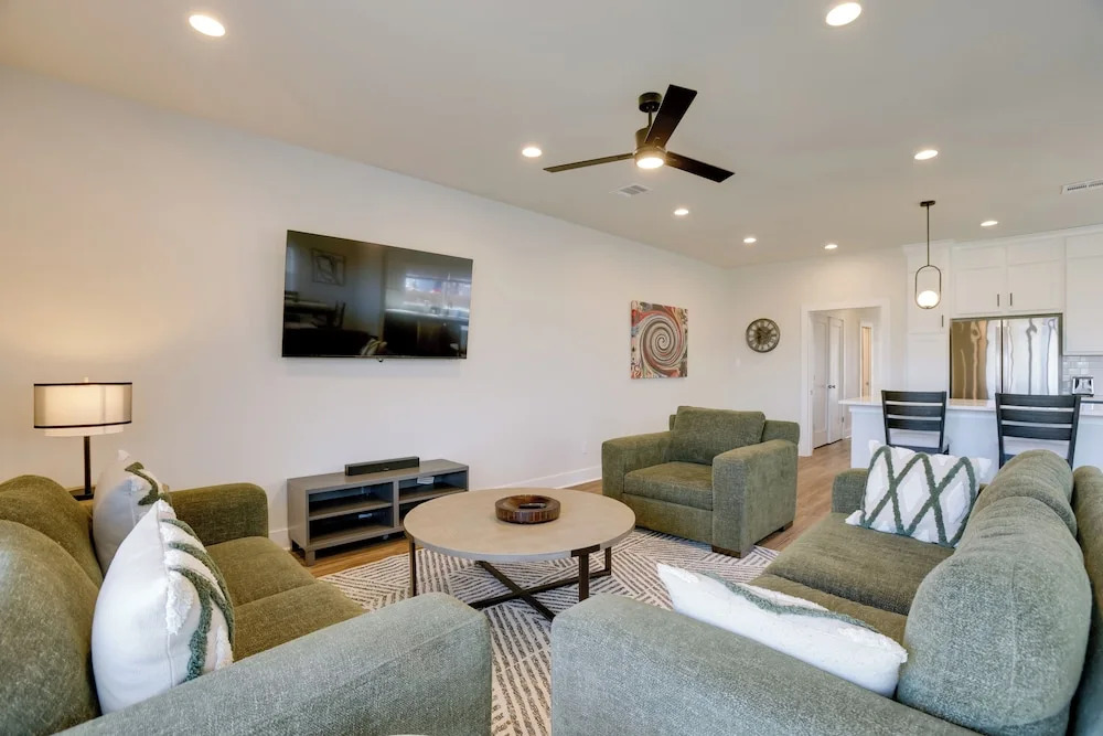 Walk to Restaurants: Modern Escape Near Kyle Field