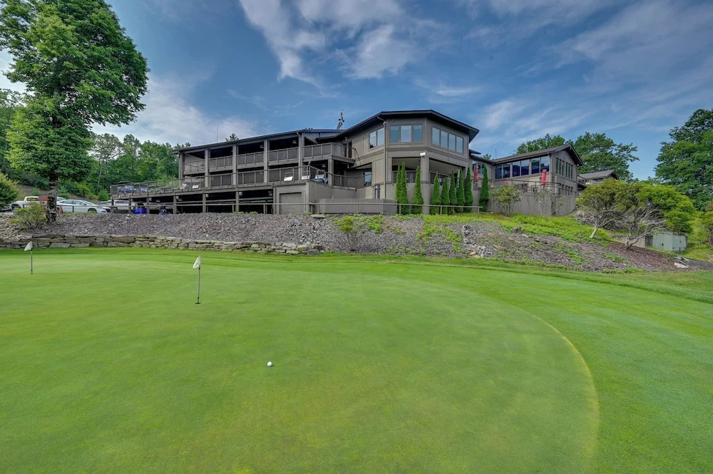 Peaceful Brevard Mountain Cabin: Hike, Golf & Swim