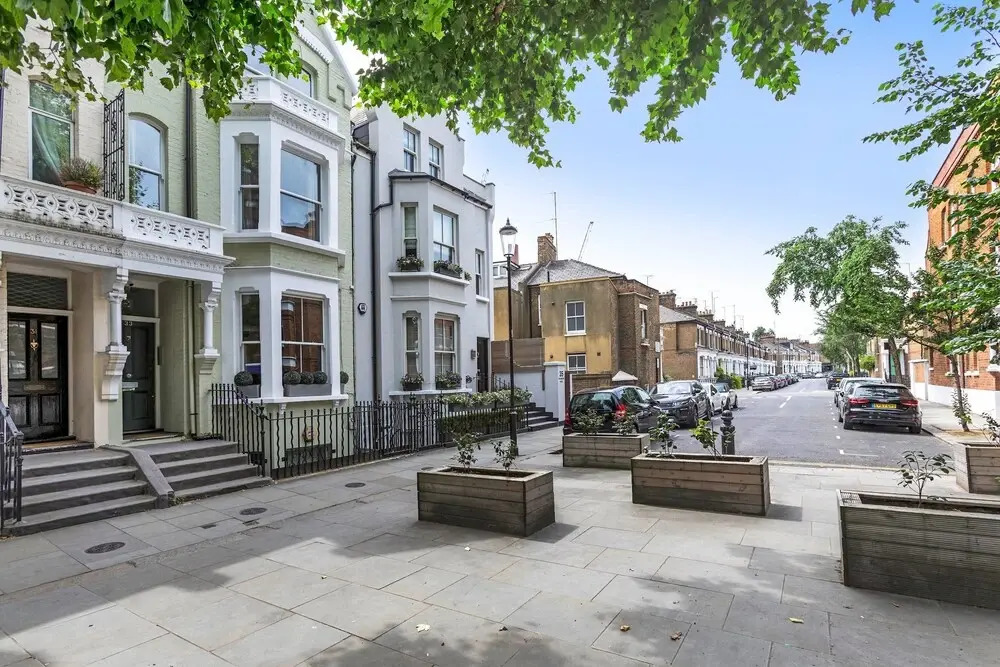 Traditional Chelsea Maisonette With 2 Bedrooms and Wonderful Views of the River