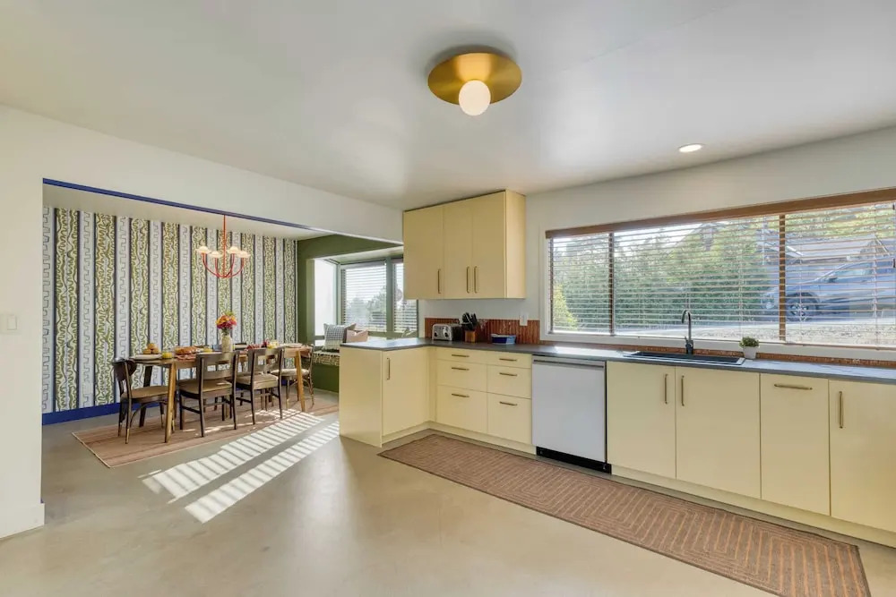 Walk to Beach & Shops Fireplace, Patio Dining & Firepit at Manzanita Ave
