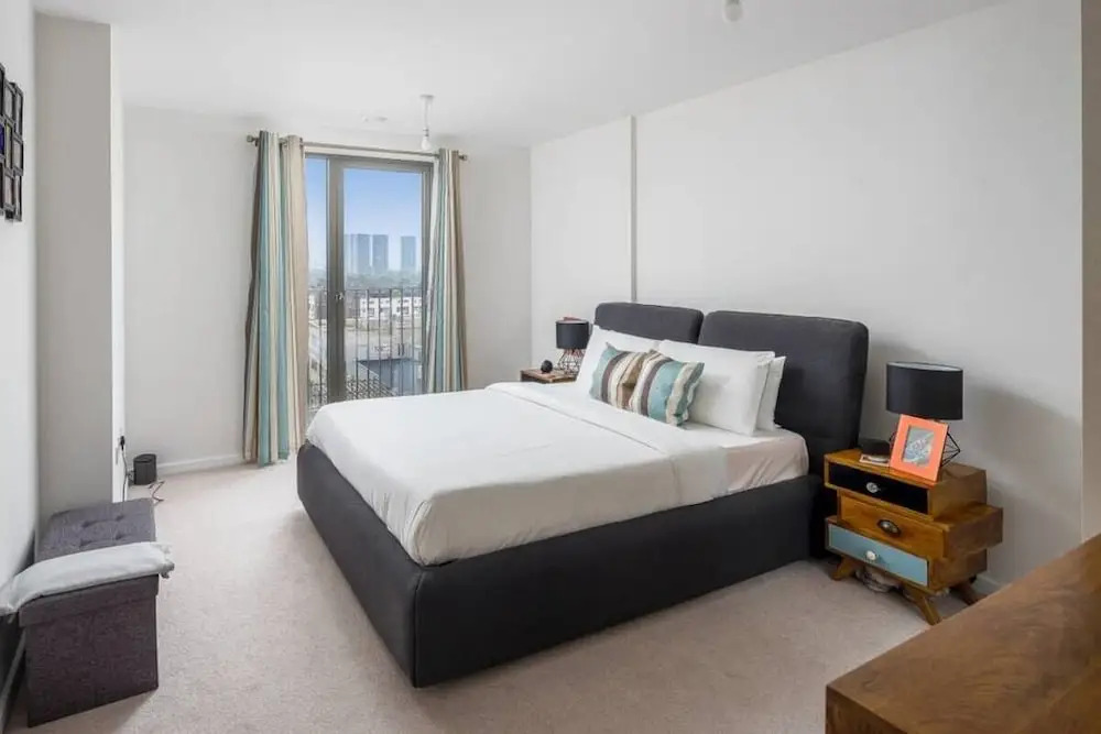 Modern 2bed apt Sleeps 6 W/balcony in Canning Town