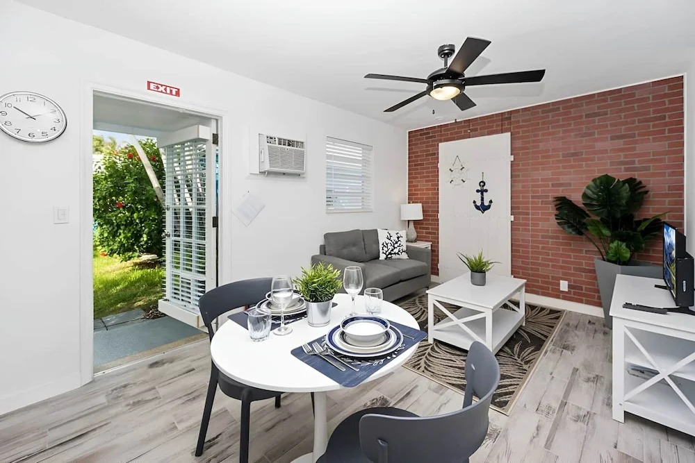 Luna Beach House in Hollywood
