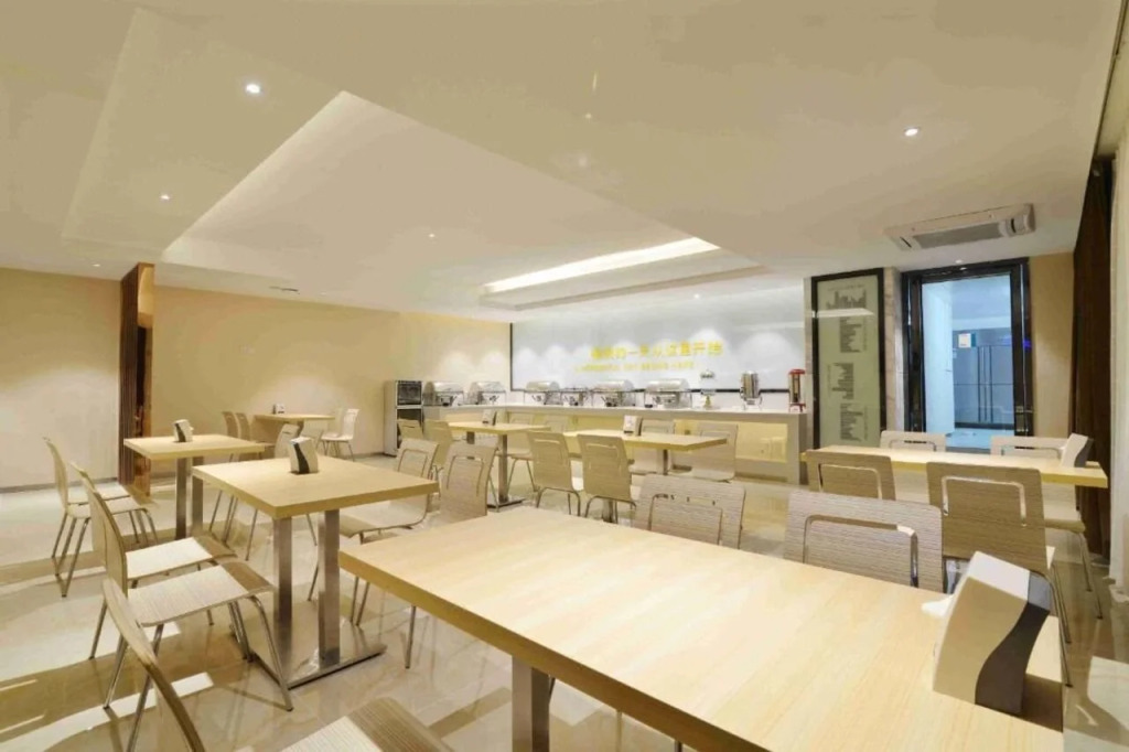 Queen Design Hotel (Qiandeng Lake Resort Guicheng Subway Station Branch)
