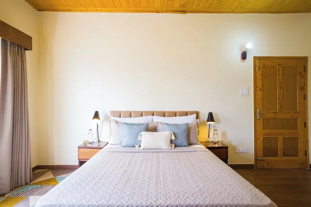 Alaya Stays Luuma Luxury Villa - Hillside 5-BHK Villa Amidst Pines With Garden, Balcony & Lounge
