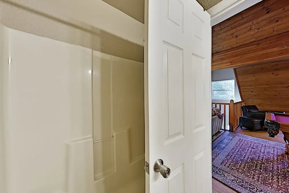 Tranquil Big Deck, Pool Table, Near Trails 3 Bedroom Home