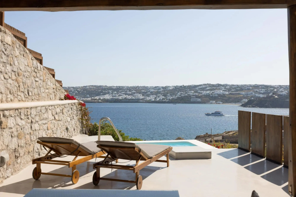 Luxury 1 Bedroom Apartment with Private Pool 4A