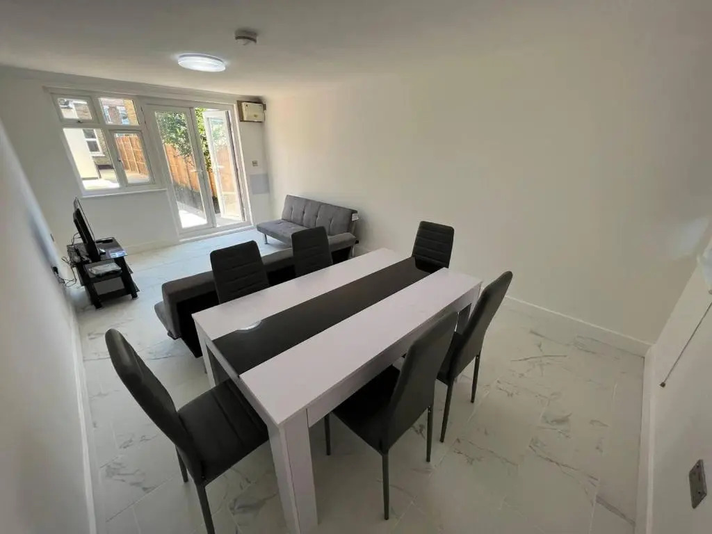 New 5-bed & 4 Bathroom House in Croydon