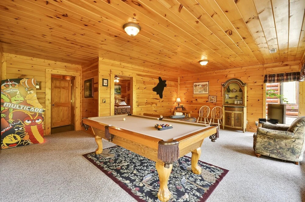 Spacious Cubby Bear Cabin with Private Hot Tub by Redawning