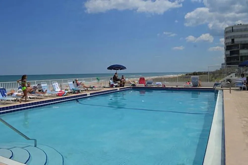 Traders Inn Beach Club